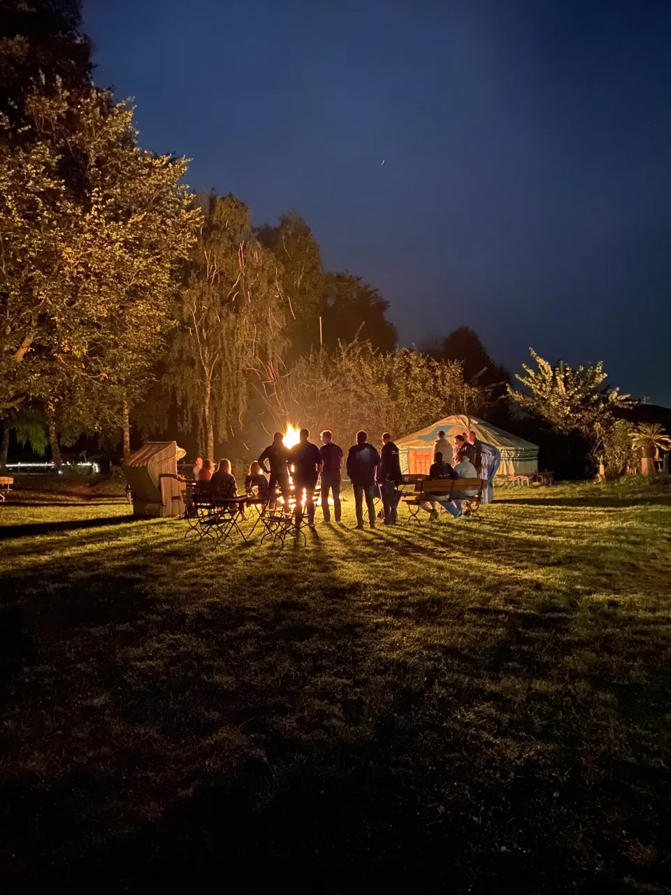 Lagerfeuer im Waldgarten