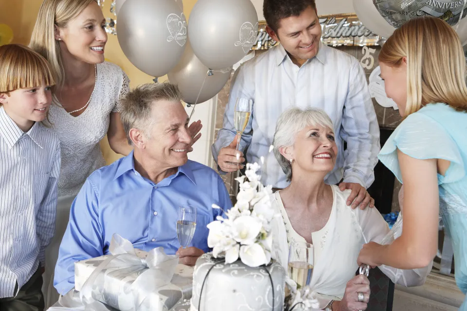 Familienfeier mit Torte und Luftballons